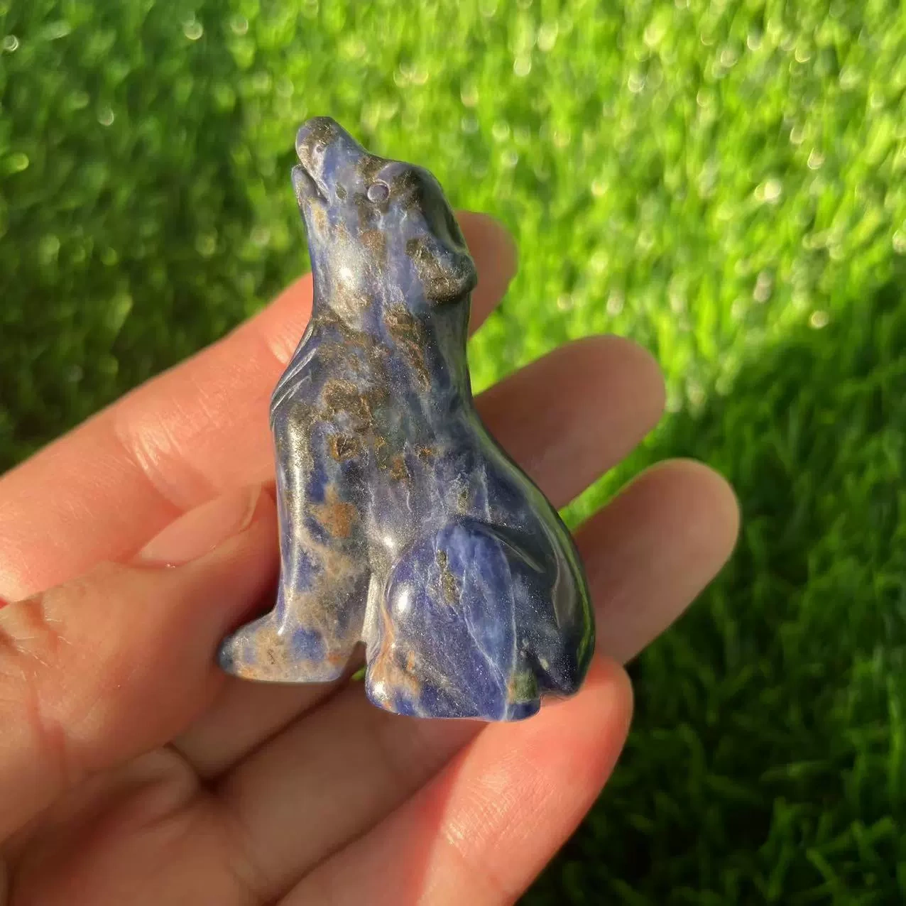 2 inches natural stone carving ornaments crystal wolf semi-precious stone home ornaments facing the sky wolf