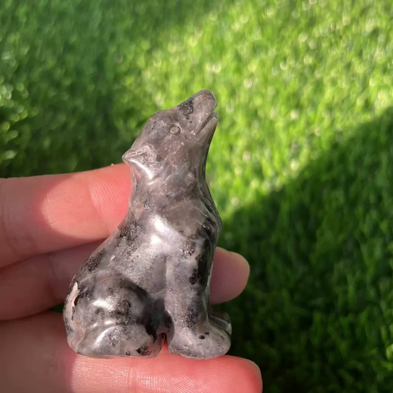 2 inches natural stone carving ornaments crystal wolf semi-precious stone home ornaments facing the sky wolf
