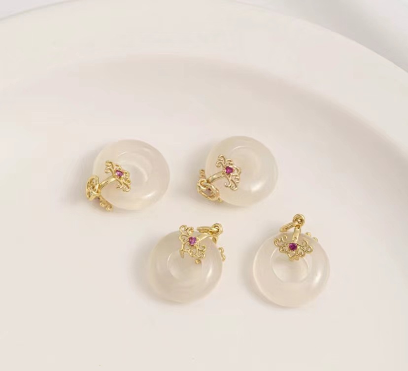 Natural crimson charm accessories collection, 10 pieces per pack