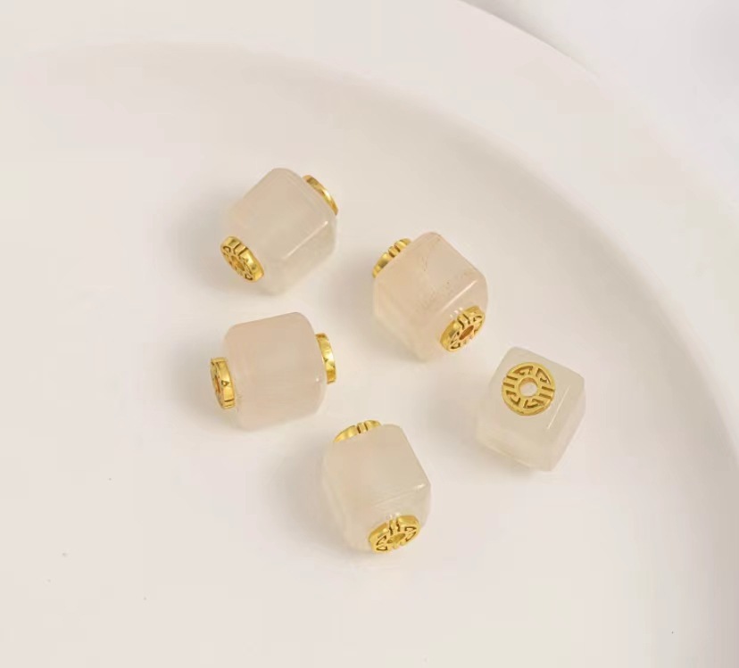 Natural crimson charm accessories collection, 10 pieces per pack