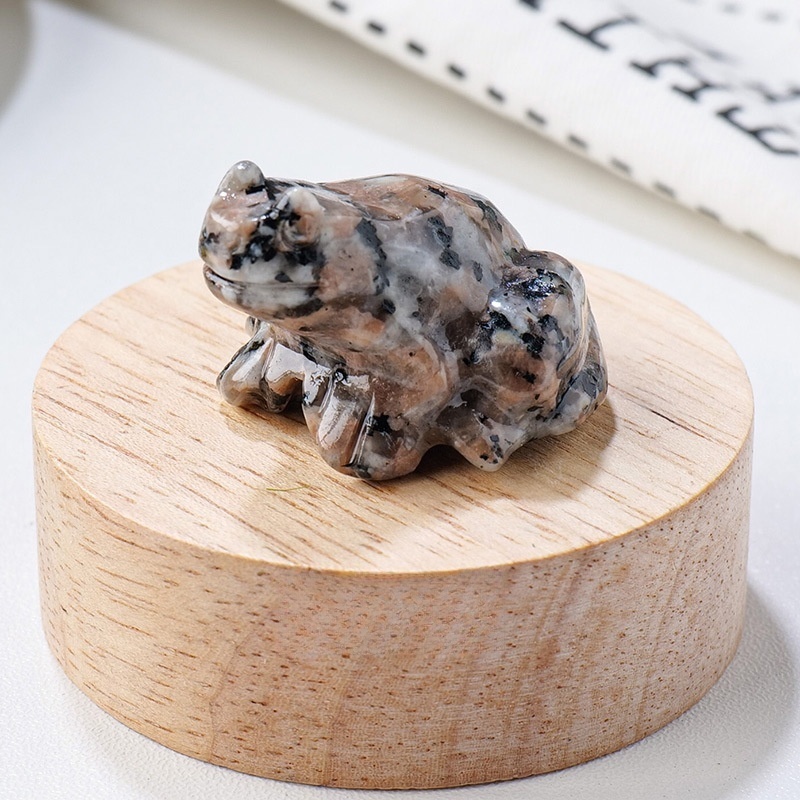 Natural crystal frog carvings Crystal raw stone animal ornaments