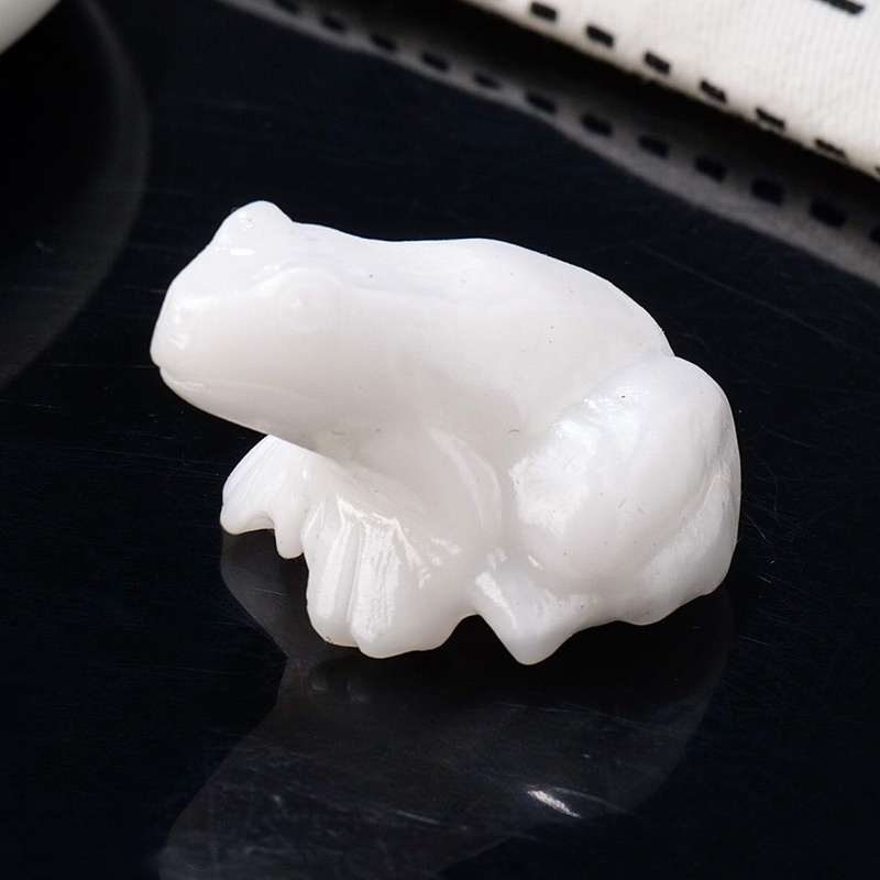 Natural crystal frog carvings Crystal raw stone animal ornaments