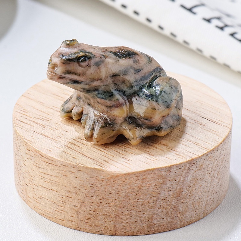 Natural crystal frog carvings Crystal raw stone animal ornaments