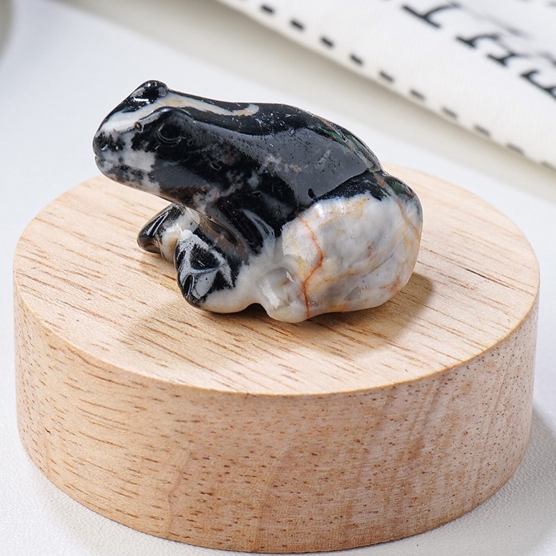 Natural crystal frog carvings Crystal raw stone animal ornaments