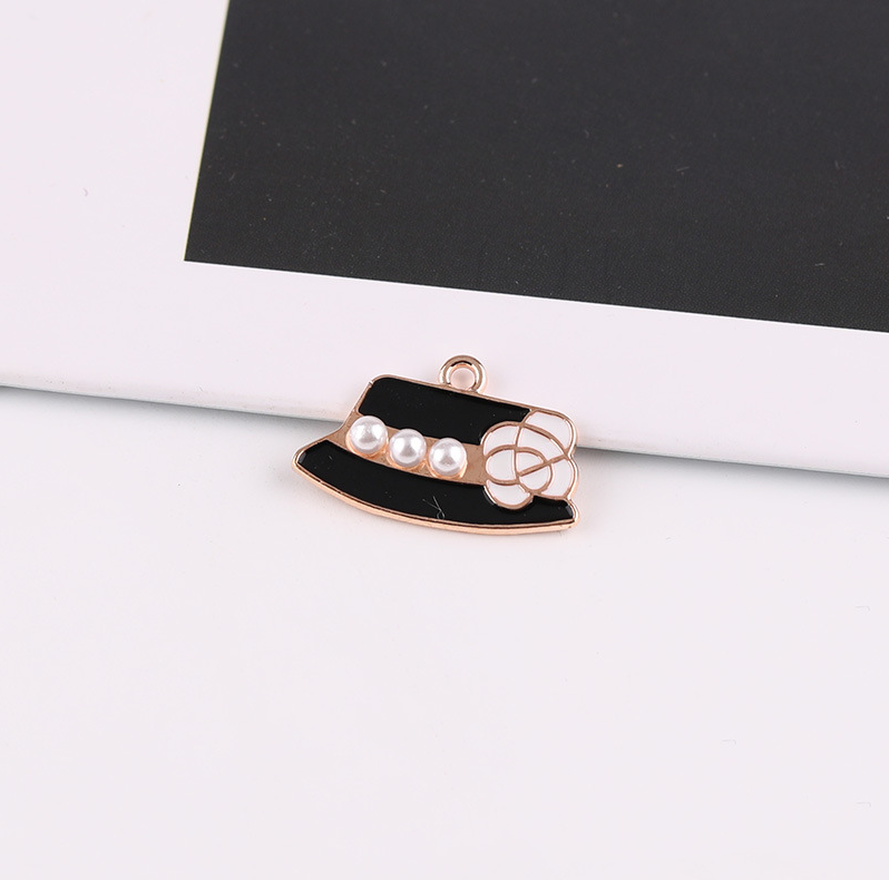 10 Pieces/Bag-alloy oil drip black and white Chanel style high heels pendant