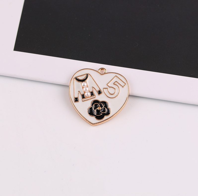 10 Pieces/Bag-alloy oil drip black and white Chanel style high heels pendant