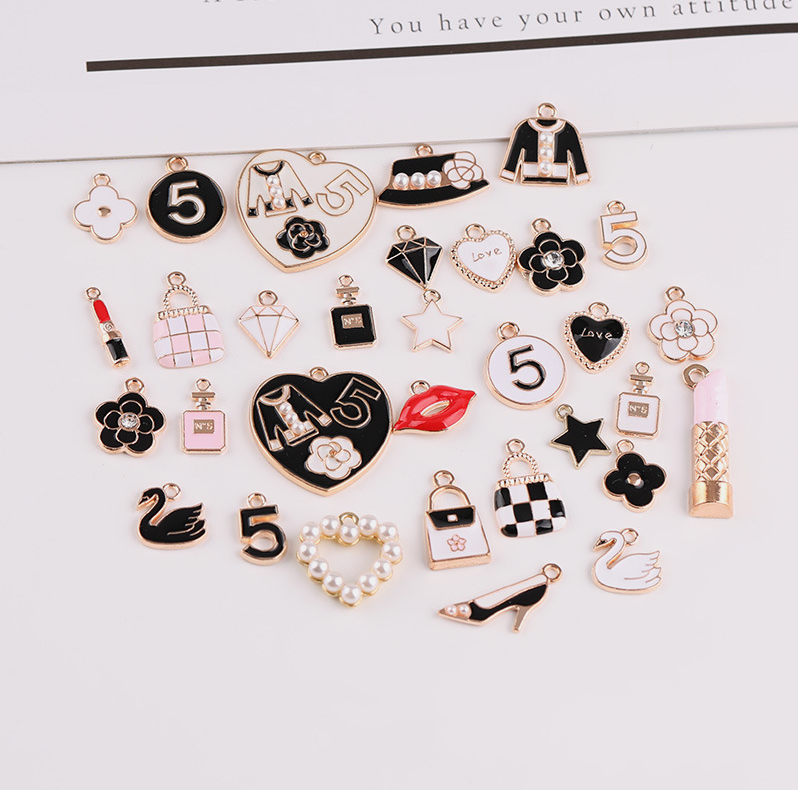 10 Pieces/Bag-alloy oil drip black and white Chanel style high heels pendant