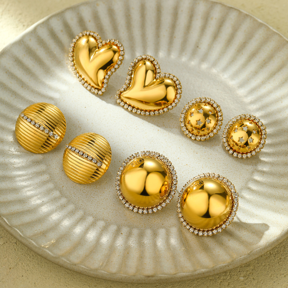 Heart-shaped diamond-studded stainless steel earrings, fashionable, light luxury and high-end earrings