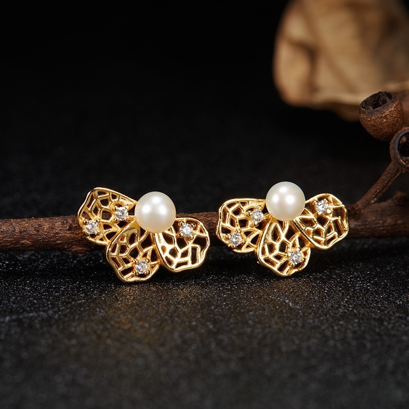 S925 sterling silver inlaid with natural pearl lace flower earrings