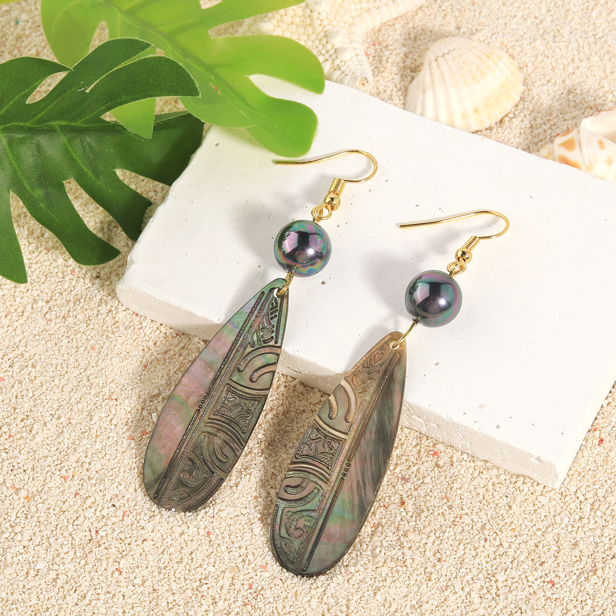 MYK1879-Natural teardrop shell earrings, fashionable carved shell bead ear hooks.
