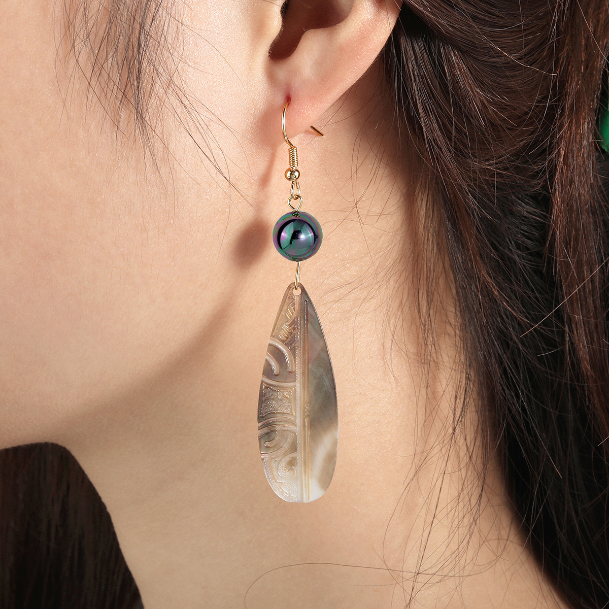 MYK1879-Natural teardrop shell earrings, fashionable carved shell bead ear hooks.