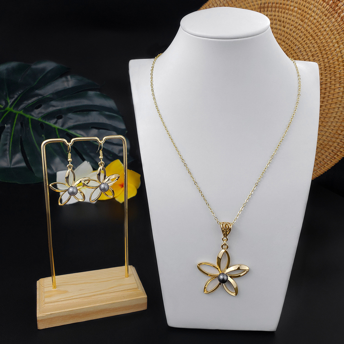 MYK1880-Fashionable pearl jewelry set, openwork petal earrings and necklace (two-piece set)