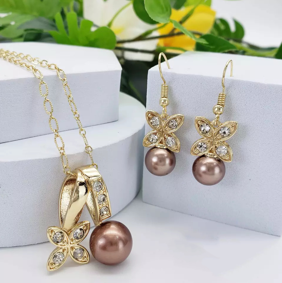 MYK1884-Pearl earring and necklace set, island style, four-leaf clover, zircon, copper alloy, and mother-of-pearl jewelry.