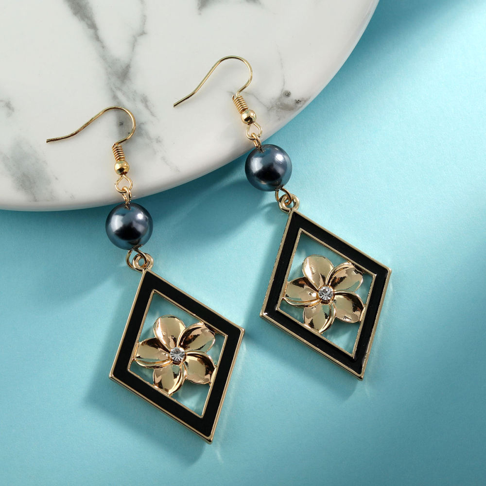 MYK1917-Diamond-shaped black dripping vintage natural mother-of-pearl earrings for a beach vacation style