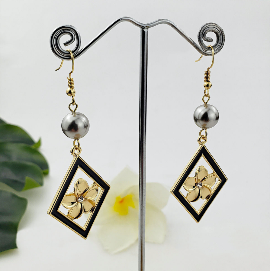 MYK1917-Diamond-shaped black dripping vintage natural mother-of-pearl earrings for a beach vacation style