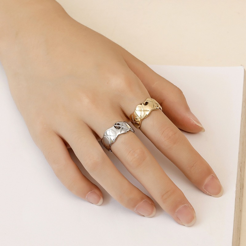 Simple and unique diamond-patterned open ring