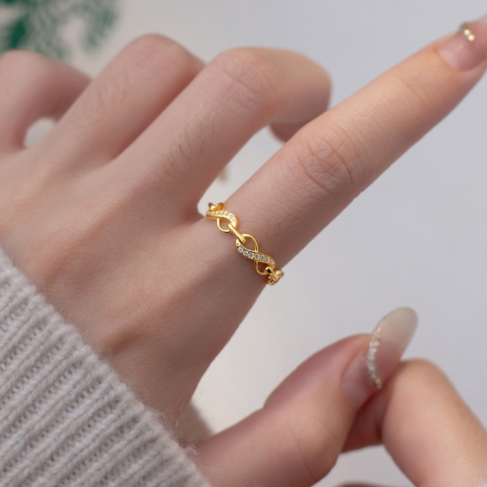 Fashionable chain ring with unique twisted design