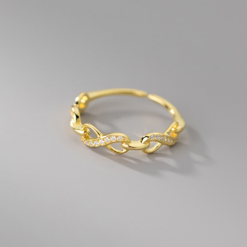Fashionable chain ring with unique twisted design