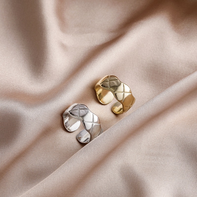 Simple and unique diamond-patterned open ring