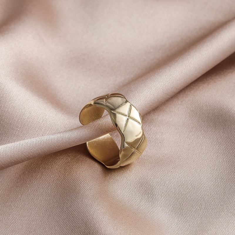 Simple and unique diamond-patterned open ring