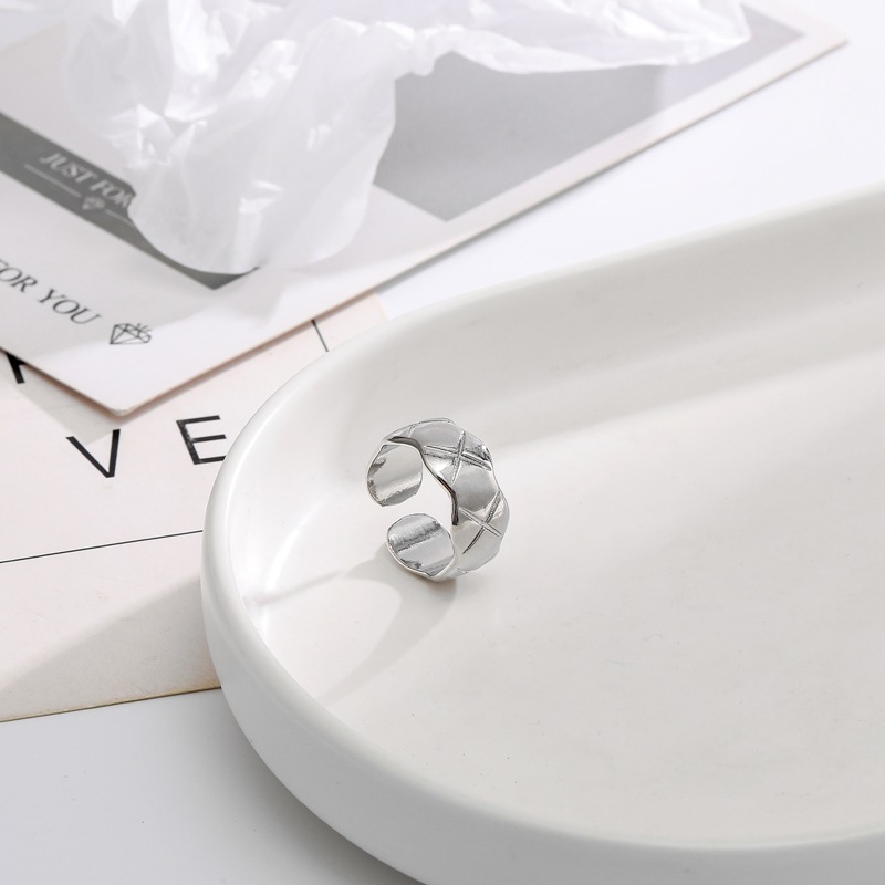 Simple and unique diamond-patterned open ring