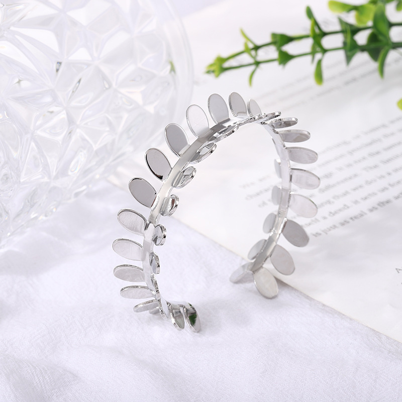 Vintage minimalist women's gold leaf bracelet