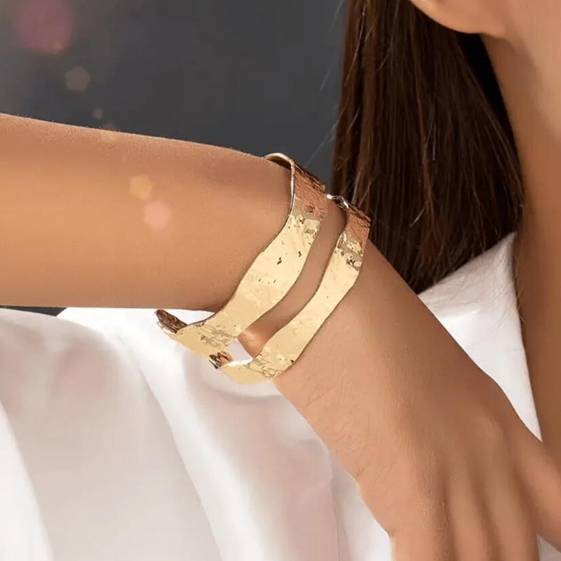 Minimalist and stylish open-top women's bracelet with niche design