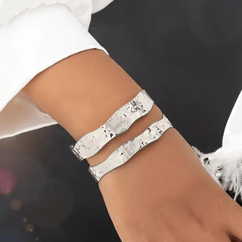 Minimalist and stylish open-top women's bracelet with niche design