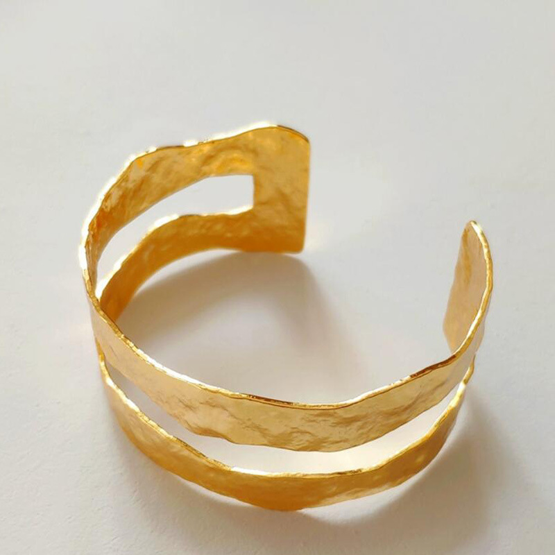 Minimalist and stylish open-top women's bracelet with niche design