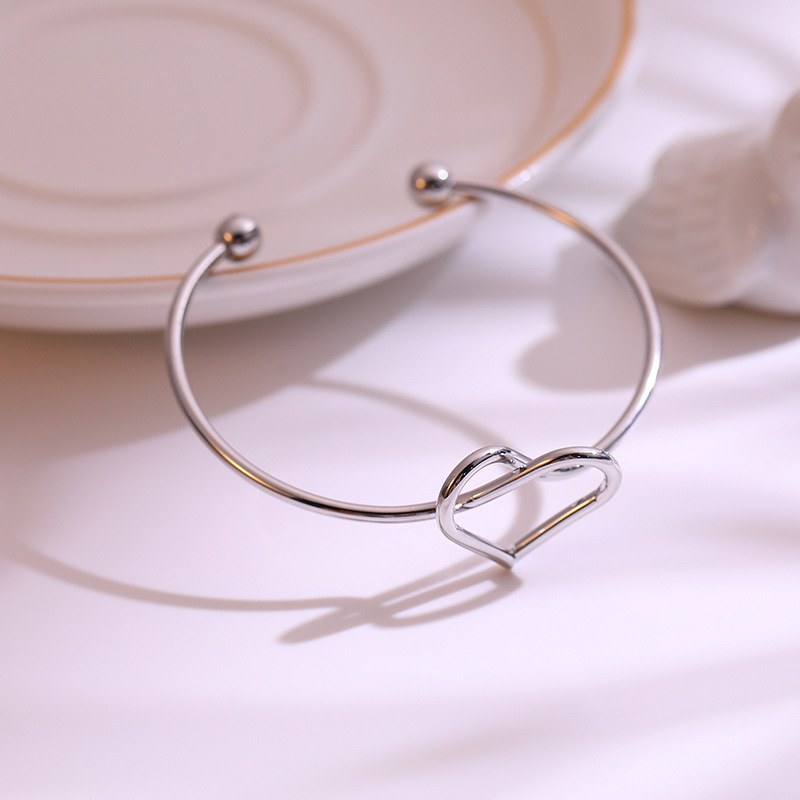 Personalized Retro Heart-Shaped Bracelet with Open Design