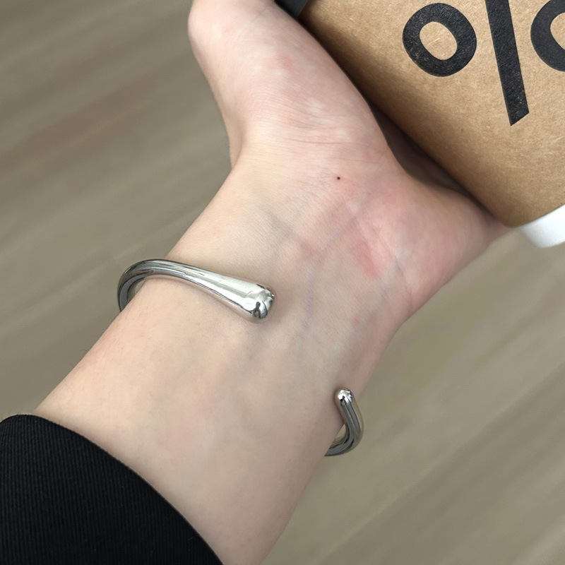 Solid irregular streamlined bracelet