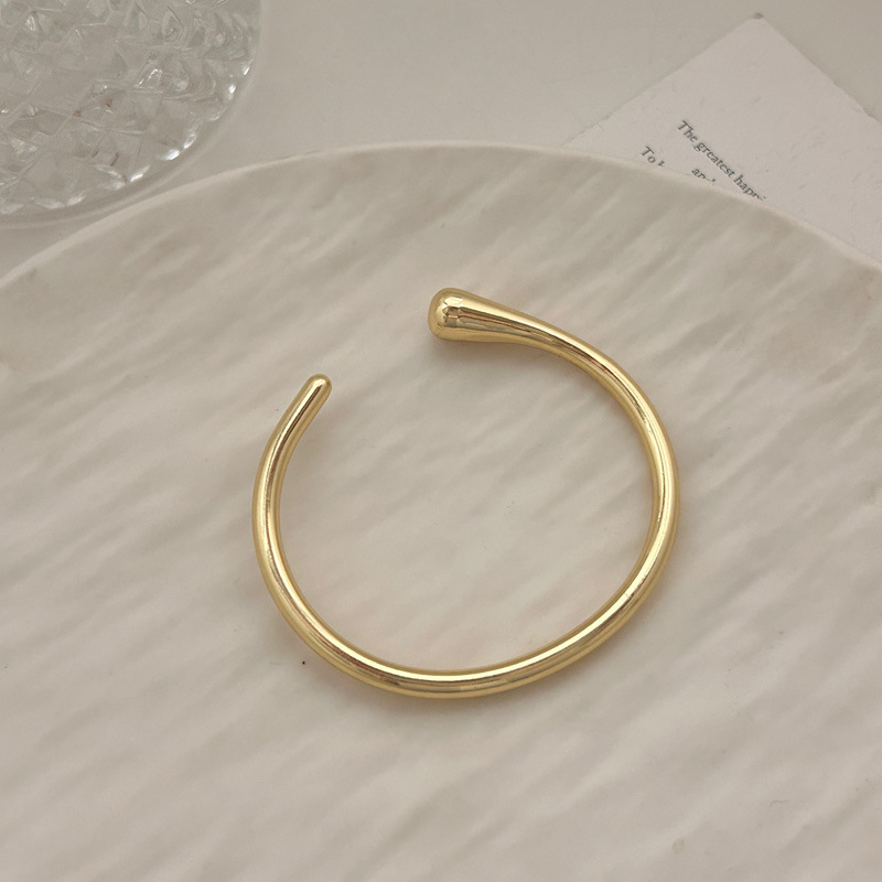 Solid irregular streamlined bracelet