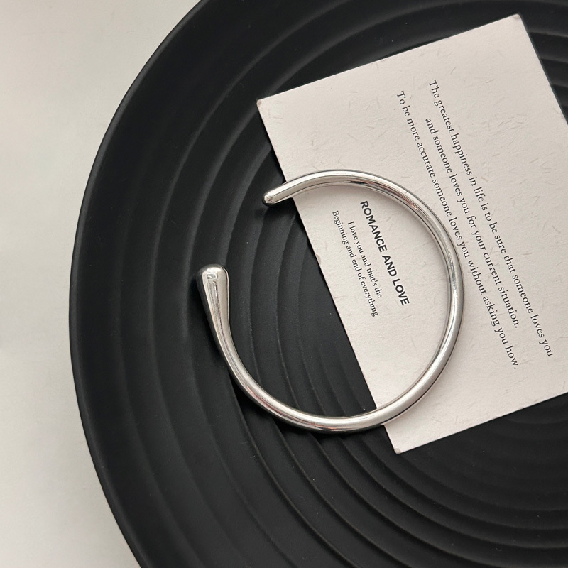 Solid irregular streamlined bracelet