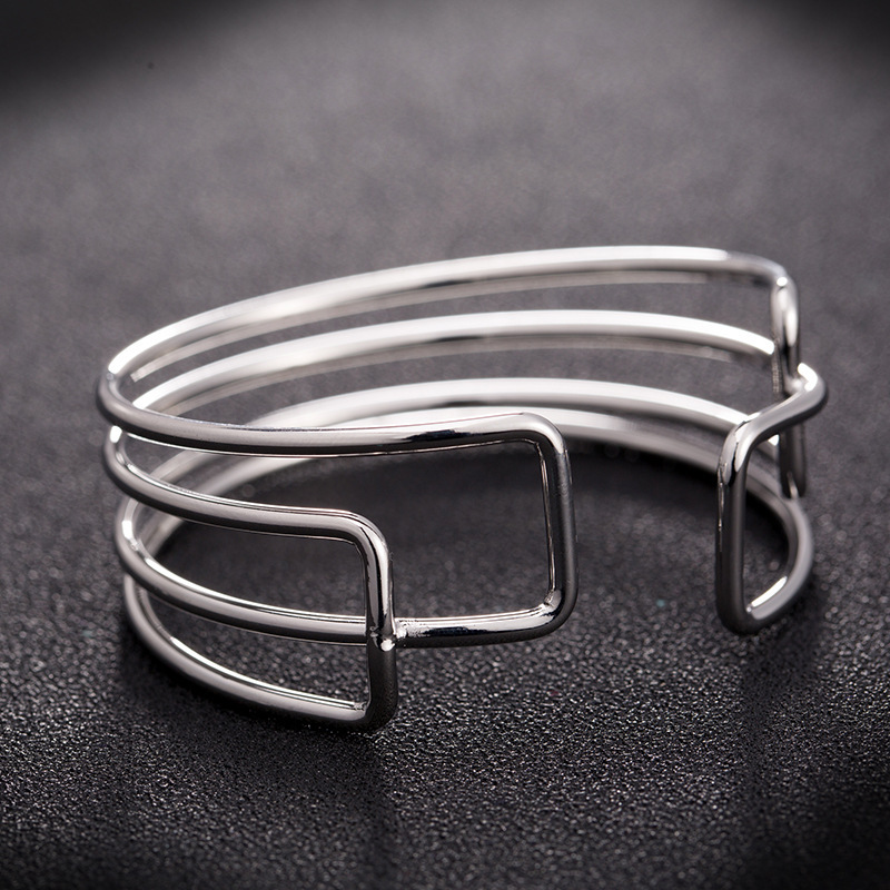 New minimalist women's wide-brimmed metal bracelet