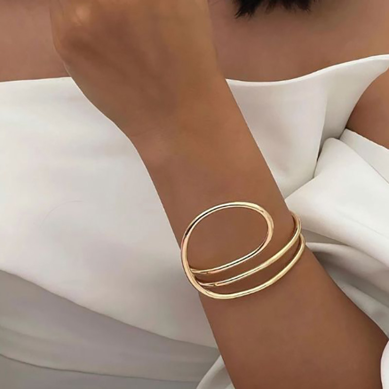 Stylish and unique open-top bracelet