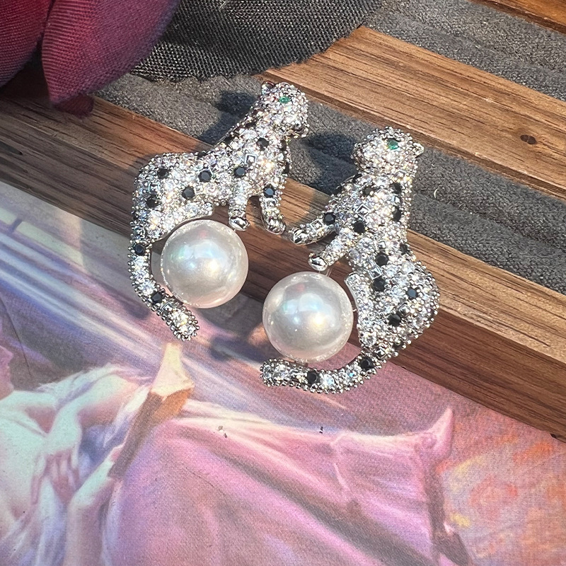 MYK2538-Leopard head pearl earrings with zircon setting and exaggerated, unique design.