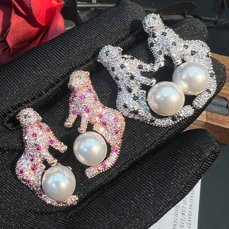MYK2538-Leopard head pearl earrings with zircon setting and exaggerated, unique design.