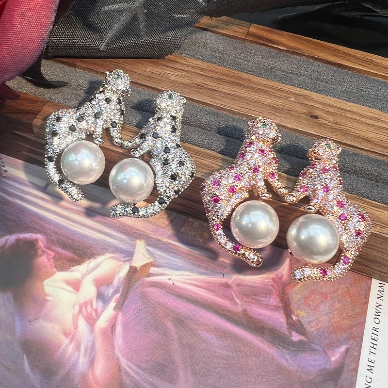 MYK2538-Leopard head pearl earrings with zircon setting and exaggerated, unique design.