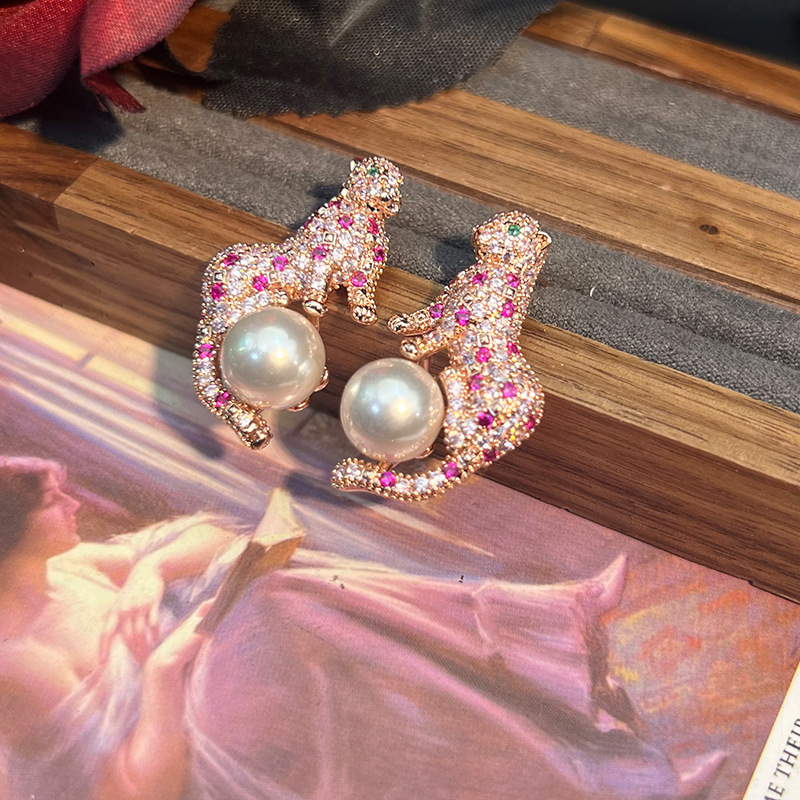 MYK2538-Leopard head pearl earrings with zircon setting and exaggerated, unique design.
