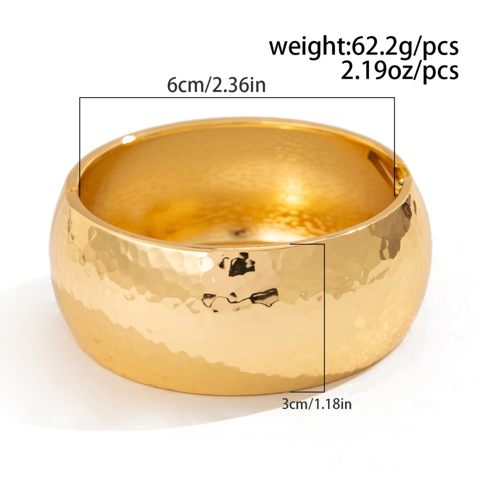 Hammer-patterned irregular alloy curved bracelet