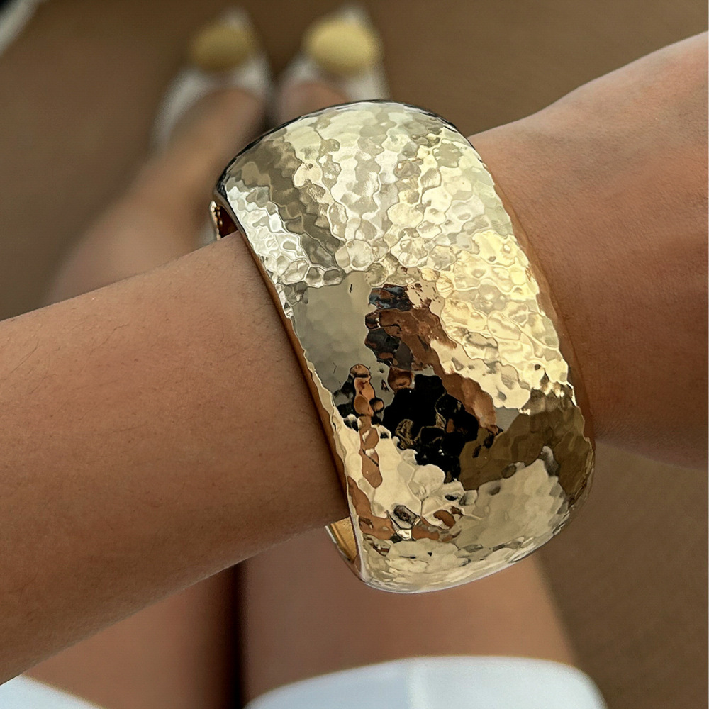 Hammer-patterned irregular alloy curved bracelet