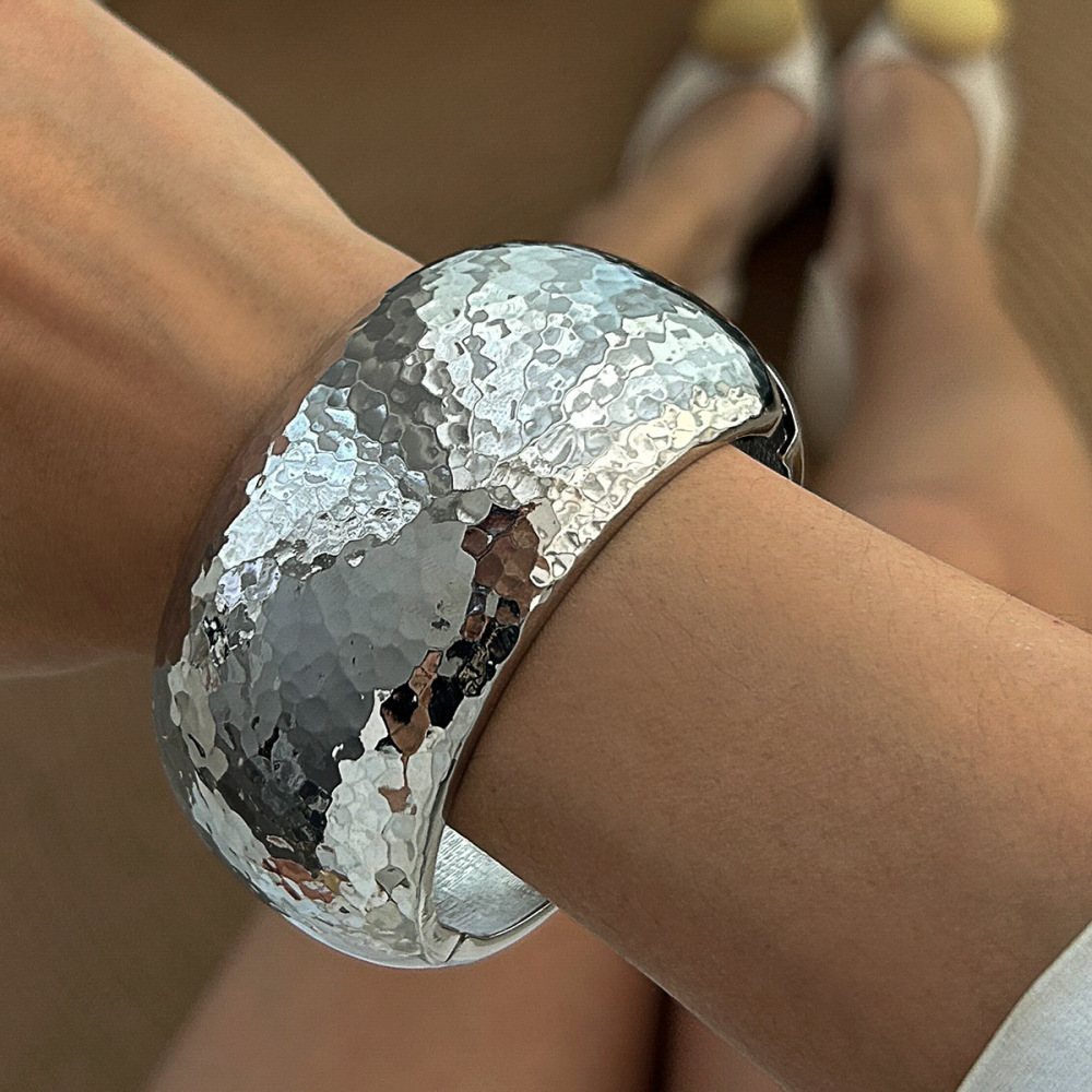 Hammer-patterned irregular alloy curved bracelet