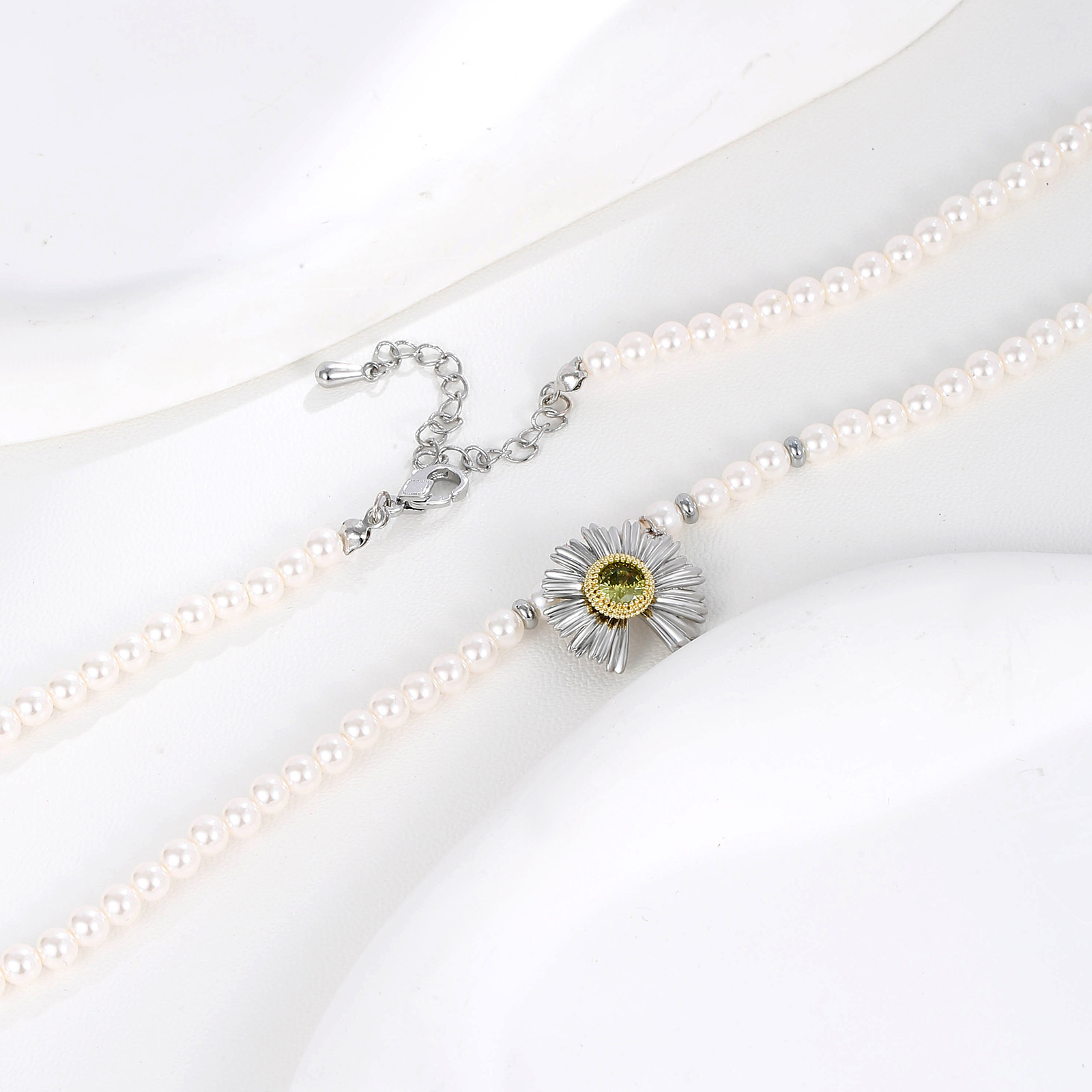 MYK2765-Daisy necklace, a sophisticated and elegant collarbone chain.