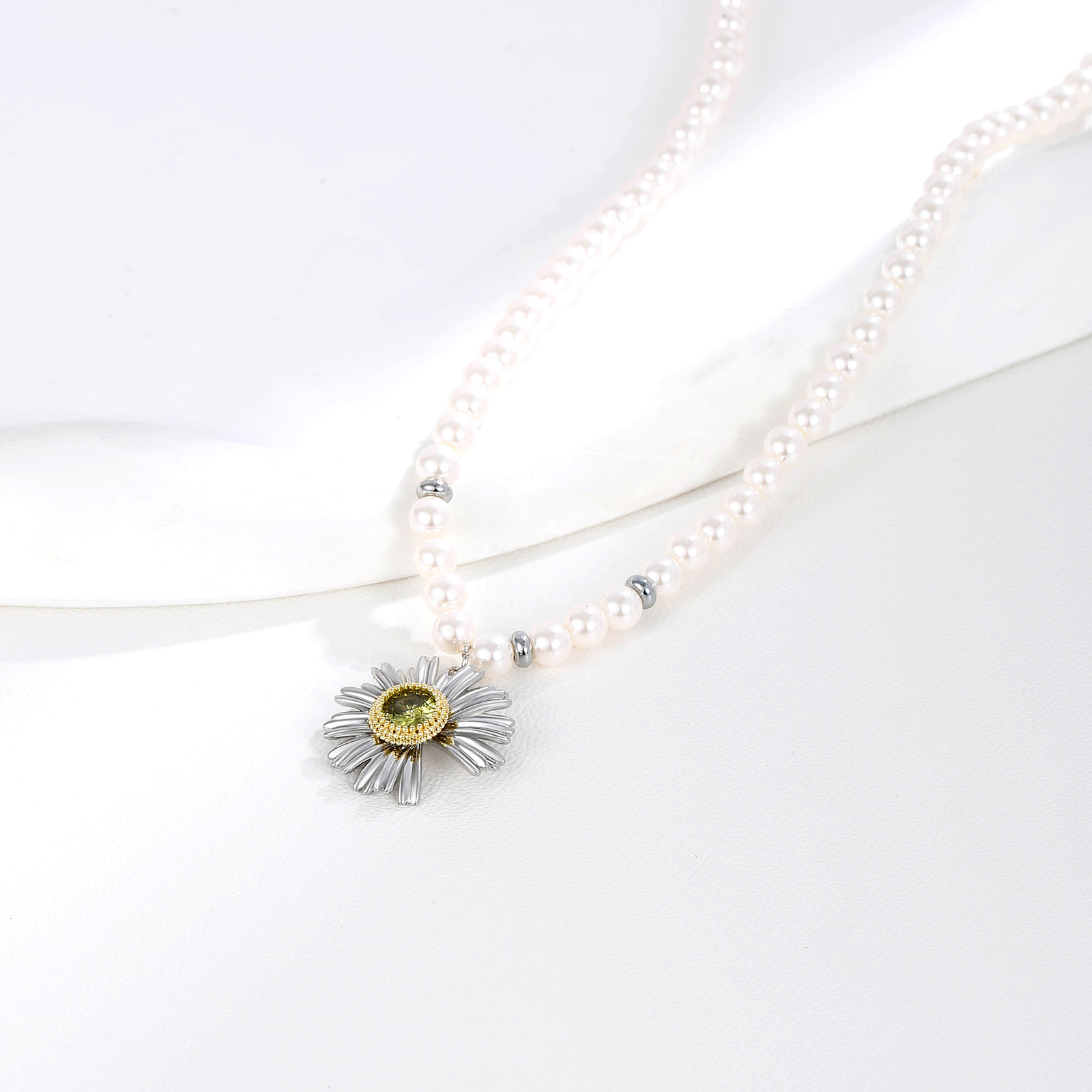 MYK2765-Daisy necklace, a sophisticated and elegant collarbone chain.