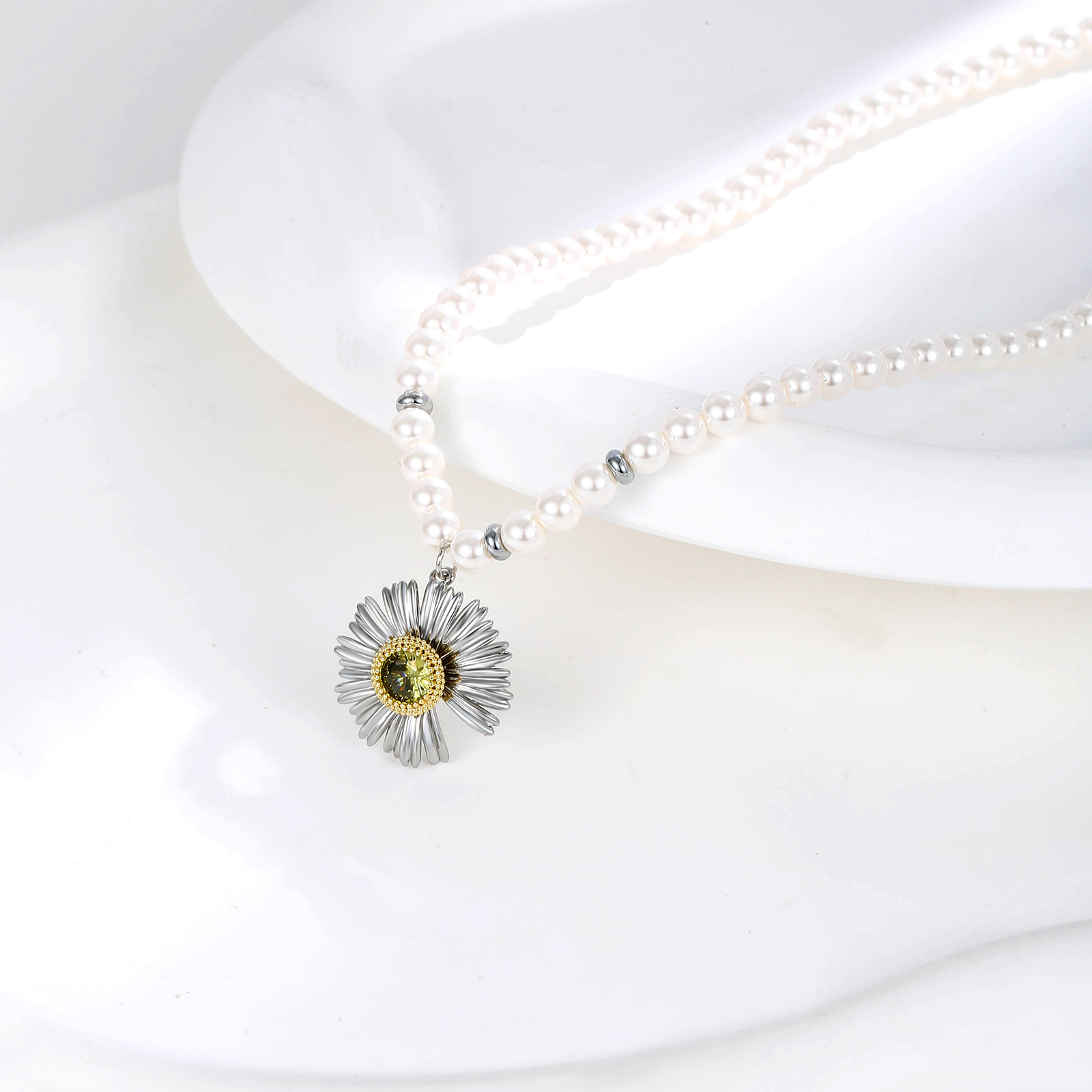 MYK2765-Daisy necklace, a sophisticated and elegant collarbone chain.