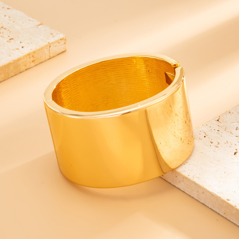 Geometric smooth spring wide alloy bracelet