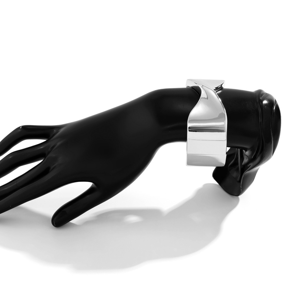 Exaggerated geometric glossy finish, high-end simple band bracelet