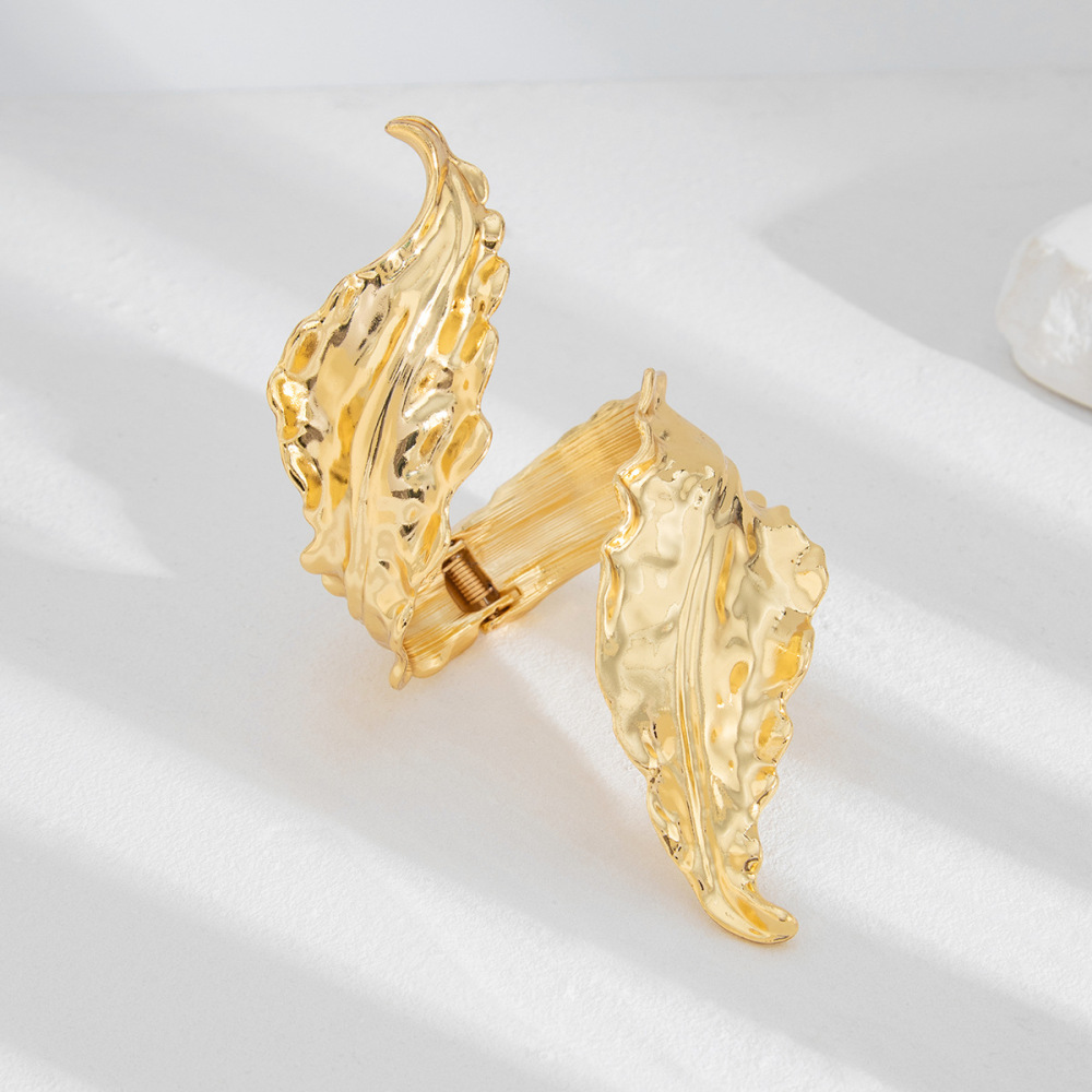 Liquid-like exaggerated leaf-wrapped bracelet