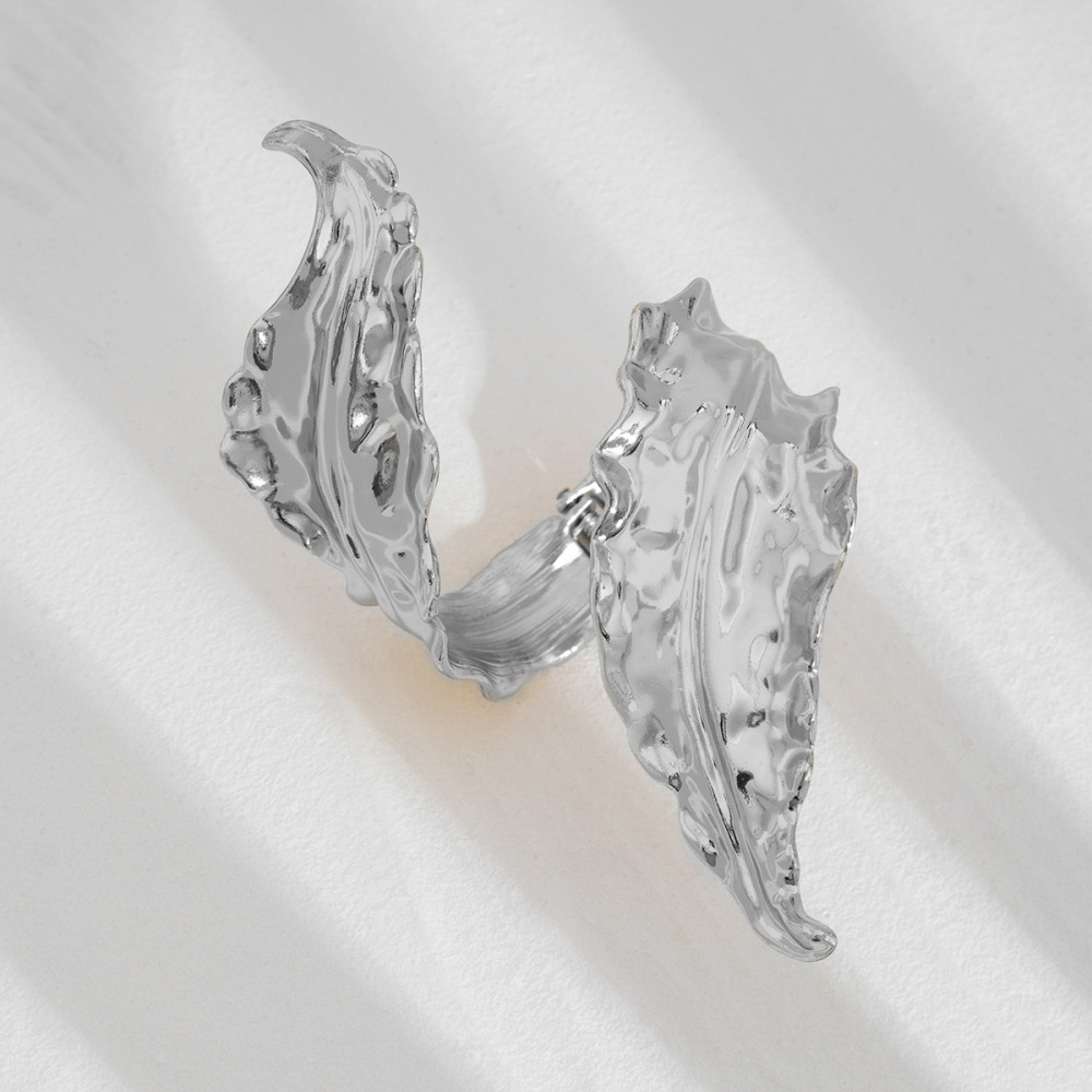 Liquid-like exaggerated leaf-wrapped bracelet