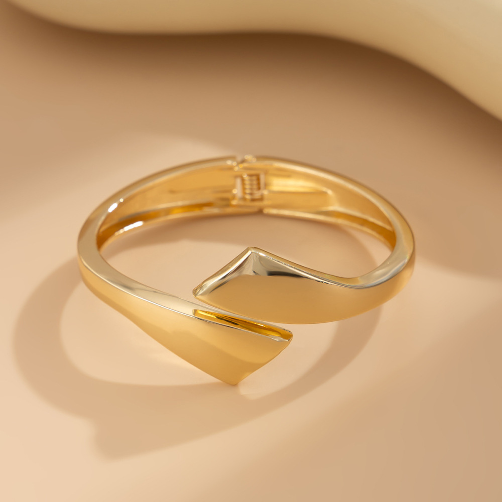 Fashionable Glossy Alloy Bracelet